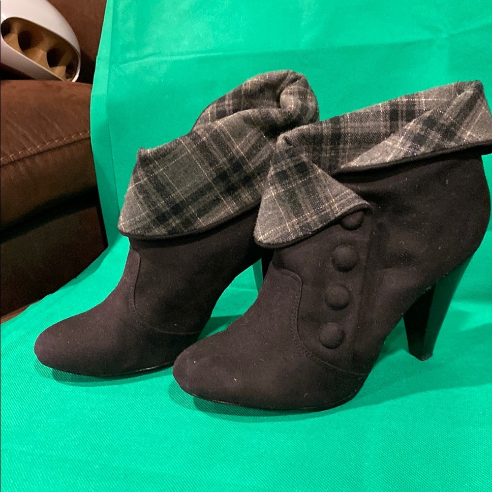 Stylish Black Ankle Boots with Plaid Cuff